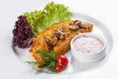Bliny z bani i porcini pieczarkami na bia?ym talerzu zdjęcia stock Bliny z bani i porcini pieczarkami na bia?ym talerzu zdjęcia stock