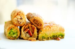 Bliskowschodni deserowy baklava na białym tle Uwalnia przestrzeń dla twój teksta Fotografia Royalty Free Bliskowschodni deserowy baklava na białym tle Uwalnia przestrzeń dla twój teksta Fotografia Royalty Free