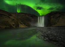 Blitz des Polarlichts über Wasserfall stockfoto Blitz des Polarlichts über Wasserfall stockfoto
