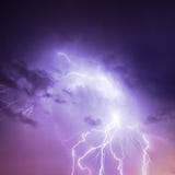 Blitz im purpurroten Himmel stockbild Blitz im purpurroten Himmel stockbild