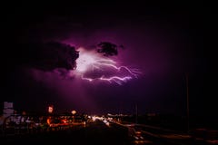 Blixtstorm över en motorväg royaltyfri bild Blixtstorm över en motorväg royaltyfri bild