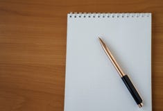 Bloc-notes avec le stylo Image stock Bloc-notes avec le stylo Image stock