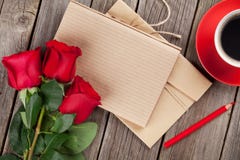 Blocco note della lettera di amore, rose rosse e tazza di caffè Fotografia Stock Blocco note della lettera di amore, rose rosse e tazza di caffè Fotografia Stock