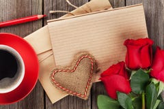 Blocco note della lettera di amore, rose rosse e tazza di caffè Fotografia Stock Libera da Diritti Blocco note della lettera di amore, rose rosse e tazza di caffè Fotografia Stock Libera da Diritti