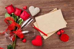Blocco note, rose rosse e cuori della lettera di amore Immagine Stock Blocco note, rose rosse e cuori della lettera di amore Immagine Stock