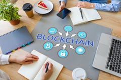 Blockchain begrepp på kontorsskrivbordet Finansiell teknologi och cryptocurrency royaltyfria foton Blockchain begrepp på kontorsskrivbordet Finansiell teknologi och cryptocurrency royaltyfria foton