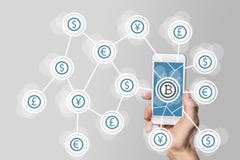 Blockchain e de tecnologia e de computação móvel do bitcoin conceito no fundo cinzento fotografia de stock Blockchain e de tecnologia e de computação móvel do bitcoin conceito no fundo cinzento fotografia de stock