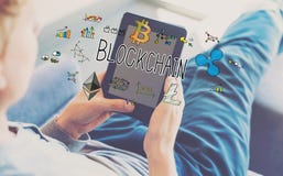 Blockchain при человек используя таблетку Стоковое Фото Blockchain при человек используя таблетку Стоковое Фото
