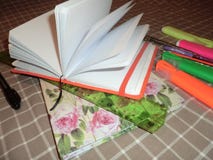 Bloco de notas vazio aberto do modelo, diário com pena, lápis, régua, marcadores e uma lanterna elétrica incluída imagens de stock Bloco de notas vazio aberto do modelo, diário com pena, lápis, régua, marcadores e uma lanterna elétrica incluída imagens de stock