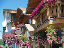 Bloemen die de Straten van Leavenworth versieren stock afbeeldingen Bloemen die de Straten van Leavenworth versieren stock afbeeldingen