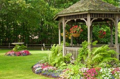 Bloemen en gazebo in park Bloemen en gazebo in park