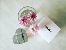 Bloemen en parfum DKNY royalty-vrije stock afbeelding Bloemen en parfum DKNY royalty-vrije stock afbeelding