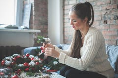 Bloemist of Decorateurvrouw die Kerstmisdecoratie maken stock fotografie Bloemist of Decorateurvrouw die Kerstmisdecoratie maken stock fotografie