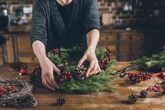 bloemist die de kroon van de Kerstmisspar maken royalty-vrije stock afbeeldingen bloemist die de kroon van de Kerstmisspar maken royalty-vrije stock afbeeldingen
