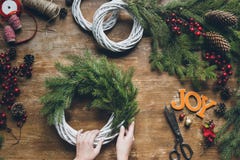 Bloemist die Kerstmiskroon maken stock fotografie Bloemist die Kerstmiskroon maken stock fotografie