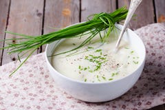 Bloemkool, pastinaak, aardappelsoep met bieslook stock afbeeldingen Bloemkool, pastinaak, aardappelsoep met bieslook stock afbeeldingen