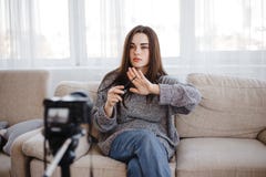 Blogger de beauté de jeune femme enregistrant la nouvelle vidéo images libres de droits Blogger de beauté de jeune femme enregistrant la nouvelle vidéo images libres de droits