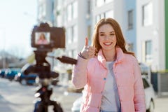 Blogger die duim tonen stock afbeelding Blogger die duim tonen stock afbeelding