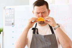 Blogger szef kuchni Pokazuje Nieszczęśliwego Pomarańczowego plasterka uśmiech zdjęcia stock Blogger szef kuchni Pokazuje Nieszczęśliwego Pomarańczowego plasterka uśmiech zdjęcia stock