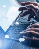 Blogger używa mobilnego dotyka ochraniacza dla wysyła przy ogólnospołeczną sieci wiadomością Zbliżenie widok samiec wręcza używać zdjęcia royalty free Blogger używa mobilnego dotyka ochraniacza dla wysyła przy ogólnospołeczną sieci wiadomością Zbliżenie widok samiec wręcza używać zdjęcia royalty free