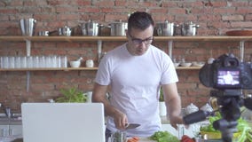 Blogger video masculino no t-shirt branco e nos vidros que dizem como cozinhar vegetais verdes video estoque Blogger video masculino no t-shirt branco e nos vidros que dizem como cozinhar vegetais verdes video estoque