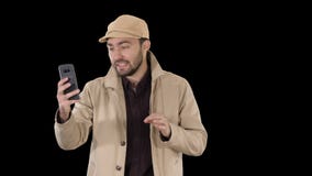 Blogger στην τάφρο με το βίντεο καταγραφής στο τηλέφωνό του περπατώντας, άλφα κανάλι απόθεμα βίντεο Blogger στην τάφρο με το βίντεο καταγραφής στο τηλέφωνό του περπατώντας, άλφα κανάλι απόθεμα βίντεο