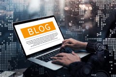 Blogging, ideias dos conceitos do blogue com mão masculina usando o portátil imagens de stock Blogging, ideias dos conceitos do blogue com mão masculina usando o portátil imagens de stock