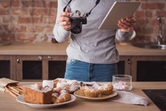 Blogging ζύμες επιχειρησιακών κέικ φωτογράφων τροφίμων στοκ εικόνες Blogging ζύμες επιχειρησιακών κέικ φωτογράφων τροφίμων στοκ εικόνες