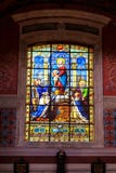 BLOIS, ФРАНЦИЯ - ОКОЛО ИЮНЬ 2014: Цветное стекло в церков Свят-Винсент-de-Пола в Blois, Франции стоковое изображение BLOIS, ФРАНЦИЯ - ОКОЛО ИЮНЬ 2014: Цветное стекло в церков Свят-Винсент-de-Пола в Blois, Франции стоковое изображение