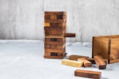 Blokuje drewnianą grę na białym drewnianym stole fotografia stock Blokuje drewnianą grę na białym drewnianym stole fotografia stock