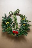 Blom- kransgarnering för jul med struntsaker, den röda pilbågen, järnek och vintergrönska över kraft bakgrund royaltyfri foto Blom- kransgarnering för jul med struntsaker, den röda pilbågen, järnek och vintergrönska över kraft bakgrund royaltyfri foto
