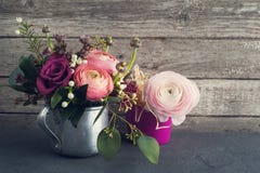 Blommaordning av rosor och ranunculusen royaltyfria bilder Blommaordning av rosor och ranunculusen royaltyfria bilder