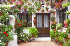 Blommar garnering av tappningborggården, Spanien, Europa royaltyfri bild Blommar garnering av tappningborggården, Spanien, Europa royaltyfri bild