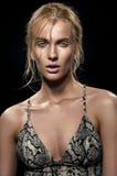 Blond kvinna i klänning med textur för ormhud arkivbilder Blond kvinna i klänning med textur för ormhud arkivbilder