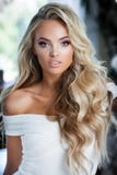 blond le kvinna arkivfoto blond le kvinna arkivfoto