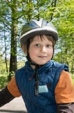 Blond pojke som tycker om cykelritt arkivbilder Blond pojke som tycker om cykelritt arkivbilder