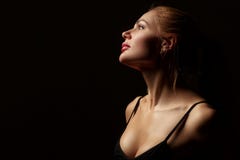 Blonde Frau auf schwarzem Hintergrund stockfoto Blonde Frau auf schwarzem Hintergrund stockfoto