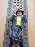 Blonde Frau der Junge recht im stilvollen Hut, Straße Stockfotografie Blonde Frau der Junge recht im stilvollen Hut, Straße Stockfotografie