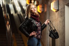Blonde Frau der jungen Mode in der Lederjacke mit Handtasche Stockfotografie