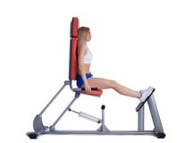 Blonde Frau, die auf isodynamischem Prüfsystem sitzt Stockfotos