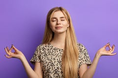 Blonde Frau gekleidet in der hellen Bluse, die Augen geschlossen während des Yoga hält stockbilder Blonde Frau gekleidet in der hellen Bluse, die Augen geschlossen während des Yoga hält stockbilder