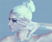 Blonde Schönheit gegen einen Diamanten und einen silbernen abstrakten Hintergrund stockbilder Blonde Schönheit gegen einen Diamanten und einen silbernen abstrakten Hintergrund stockbilder