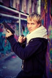 Blonde tiener die een pistool en een mes houden royalty-vrije stock afbeeldingen Blonde tiener die een pistool en een mes houden royalty-vrije stock afbeeldingen