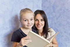 Blonde Tochter mit Brunettemutter lizenzfreies stockfoto Blonde Tochter mit Brunettemutter lizenzfreies stockfoto