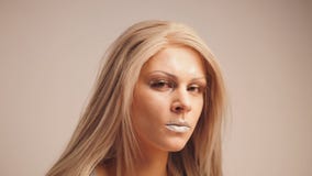 Blonde vorbildliche Aufstellung für Fotografen im Studio Stockfotos