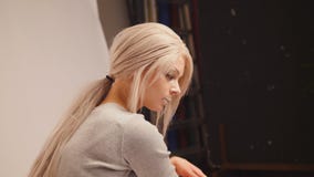 Blonde vorbildliche Aufstellung für Fotografen am Studio Lizenzfreies Stockfoto