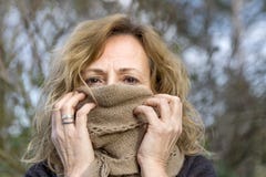 Blonde weiße Frau bedeckt ihr Gesicht mit einem beige Wollschal, der nur die Augen freigelegt verlässt stockbilder Blonde weiße Frau bedeckt ihr Gesicht mit einem beige Wollschal, der nur die Augen freigelegt verlässt stockbilder