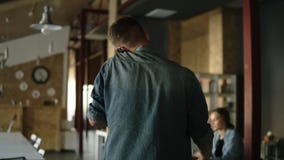Blonder junger Mann in zufälligem kommt, an einem modernen Büro oder an einem Arbeitsplatz bei der Unterhaltung zu arbeiten durch stock footage Blonder junger Mann in zufälligem kommt, an einem modernen Büro oder an einem Arbeitsplatz bei der Unterhaltung zu arbeiten durch stock footage