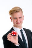Blonder Mann, der wenig Geschenk zeigt Stockfotos