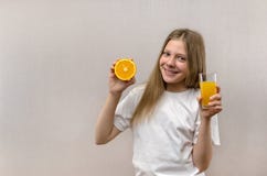 Blondes gl?ckliches M?dchen h?lt in ihrer Hand ein Glas frischen Saft Gesunde Di?t Veggie und strenger Vegetarier lizenzfreies stockbild Blondes gl?ckliches M?dchen h?lt in ihrer Hand ein Glas frischen Saft Gesunde Di?t Veggie und strenger Vegetarier lizenzfreies stockbild